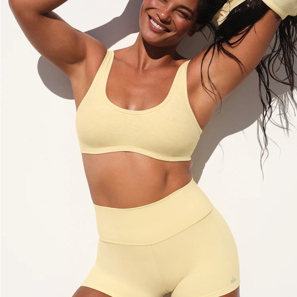 Alo Yoga Women center stage bra warm butter